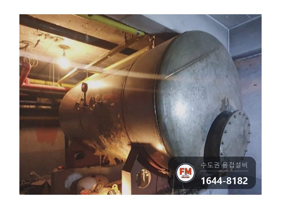 21년 된 온수탱크 점검구 크랙 누수 부속 교체 판재 덧방 수압 반복 시공 사진 1