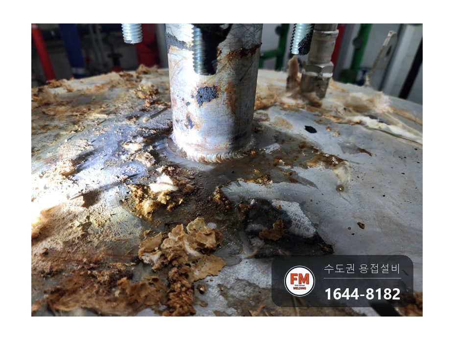 3톤 온수탱크 누수 측면 미세크랙 판재보강 게이지 패킹 교체 시공 사진 7