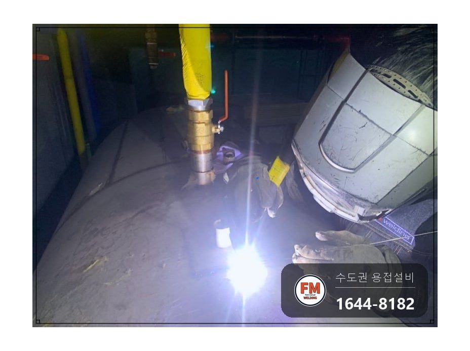 4톤 온수탱크 윗면 누수 실금 소켓 엘보 교체 판재 볼트 체결 시공 사진 11
