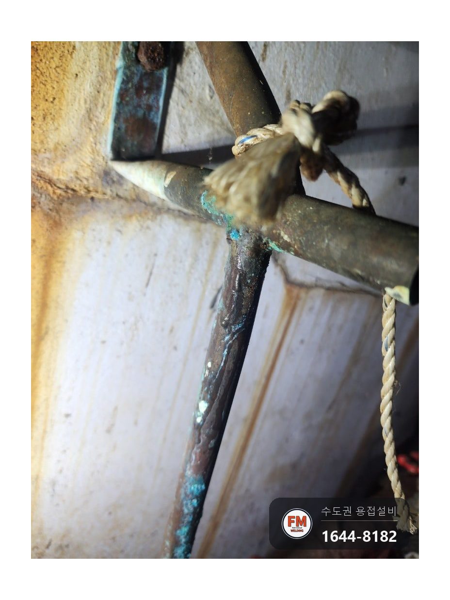 기계실 온수탱크 순환배관 동파이프 녹청 누수 알곤 보강대 시공 사진 5