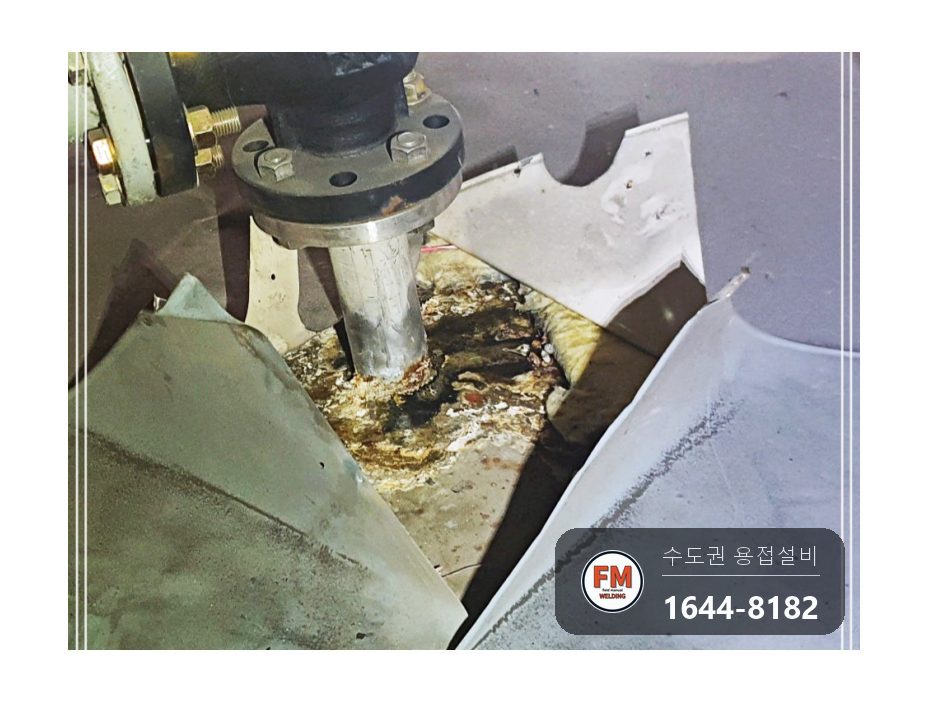 기숙사 25톤 온수탱크 상부 출수라인 소켓 크랙 판재 보강 시공 사진 15