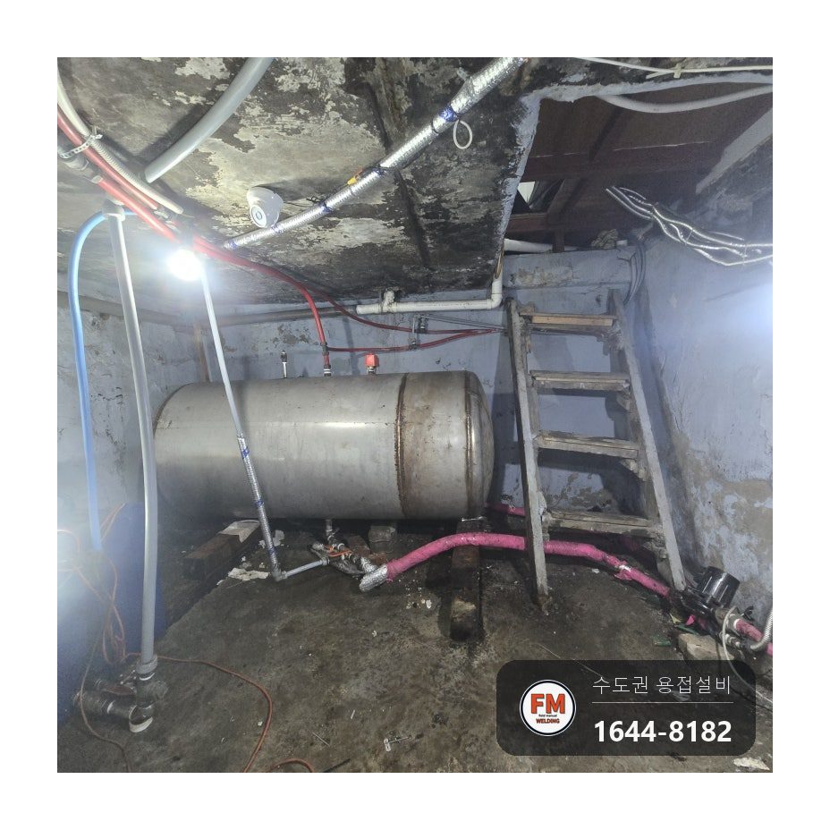 보온재에 덮인 스텐 온수탱크, 하단 소켓 곁 바늘구멍 누수를 위아래 보강판과 새 안전밸브로 수리 시공 사진 15