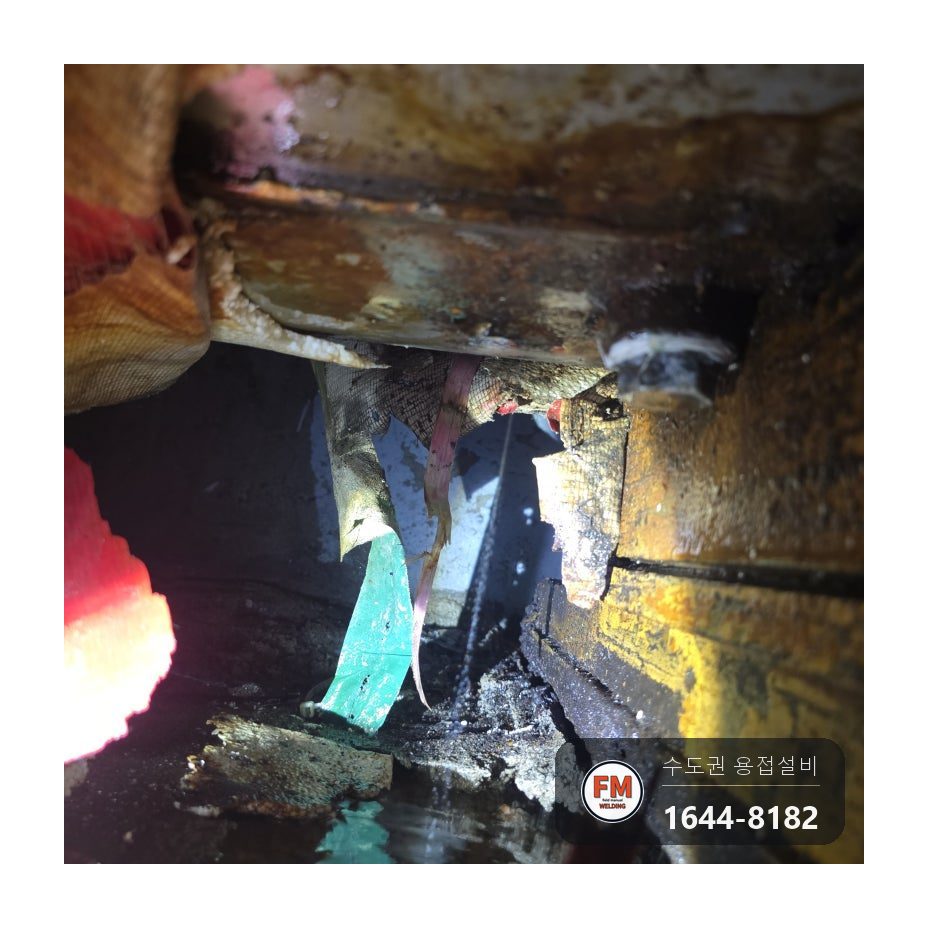 보온재에 덮인 스텐 온수탱크, 하단 소켓 곁 바늘구멍 누수를 위아래 보강판과 새 안전밸브로 수리 시공 사진 2