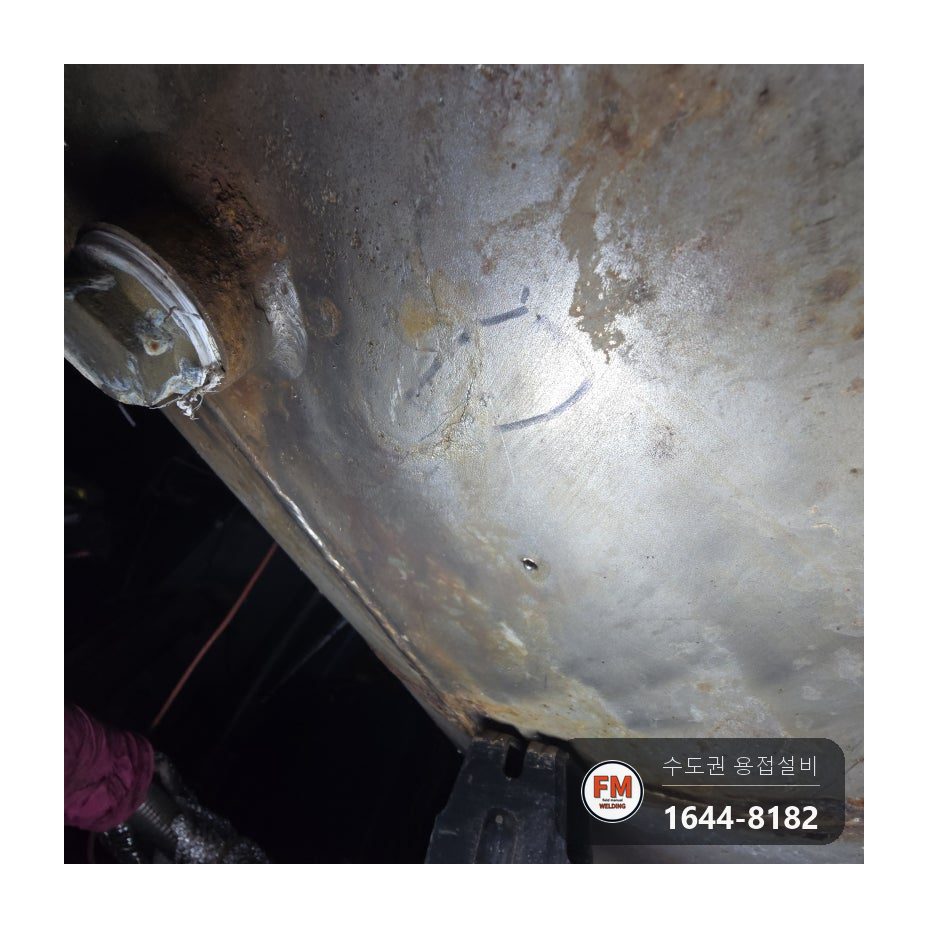 보온재에 덮인 스텐 온수탱크, 하단 소켓 곁 바늘구멍 누수를 위아래 보강판과 새 안전밸브로 수리 시공 사진 6