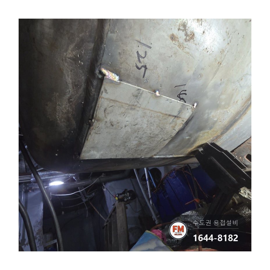 보온재에 덮인 스텐 온수탱크, 하단 소켓 곁 바늘구멍 누수를 위아래 보강판과 새 안전밸브로 수리 시공 사진 8