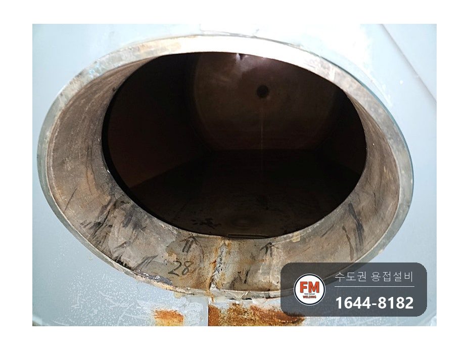 온수 저장탱크 점검구 물샘 묵은 고무 긁어냄 볼트 대각선 조임 시공 사진 3