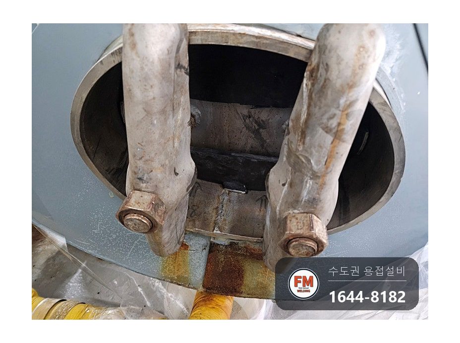 온수 저장탱크 점검구 물샘 묵은 고무 긁어냄 볼트 대각선 조임 시공 사진 7