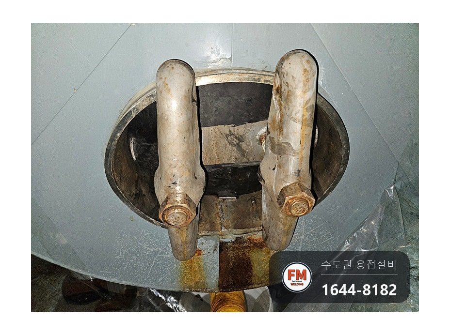 온수 저장탱크 점검구 물샘 묵은 고무 긁어냄 볼트 대각선 조임 시공 사진 8