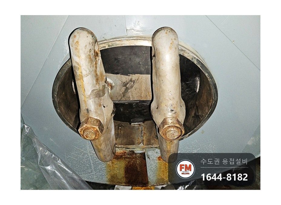 온수 저장탱크 점검구 물샘 묵은 고무 긁어냄 볼트 대각선 조임 시공 사진 9