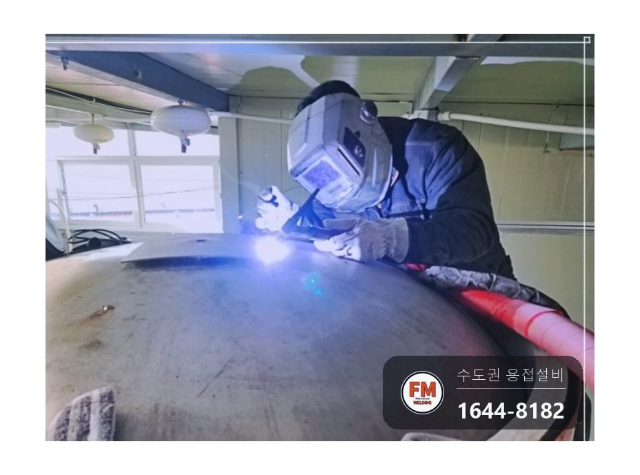 온수탱크 보수 에폭시 자리 잘라 내고 금 짐작 판재 덧댐 용접 시공 사진 1