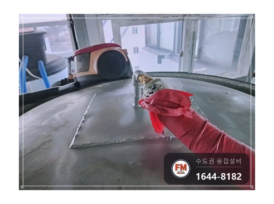 온수탱크 보수 에폭시 자리 잘라 내고 금 짐작 판재 덧댐 용접 시공 사진 11