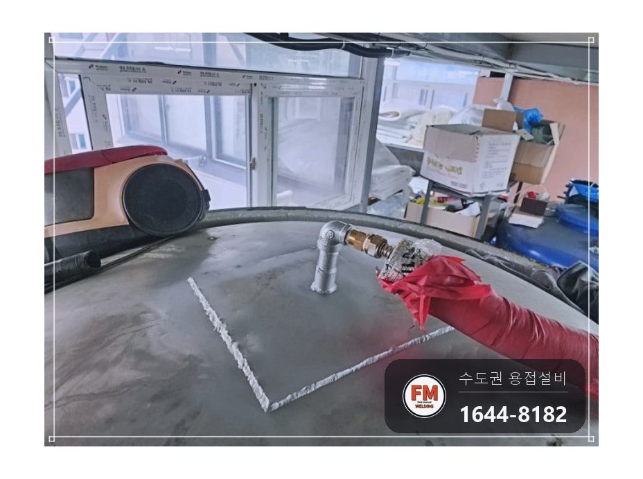 온수탱크 보수 에폭시 자리 잘라 내고 금 짐작 판재 덧댐 용접 시공 사진 12