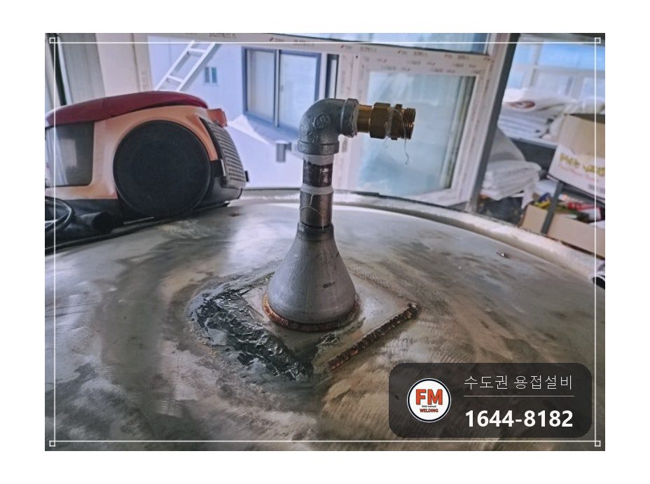 온수탱크 보수 에폭시 자리 잘라 내고 금 짐작 판재 덧댐 용접 시공 사진 3
