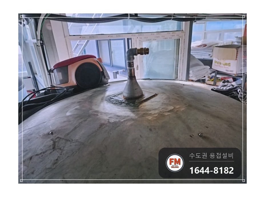 온수탱크 보수 에폭시 자리 잘라 내고 금 짐작 판재 덧댐 용접 시공 사진 5