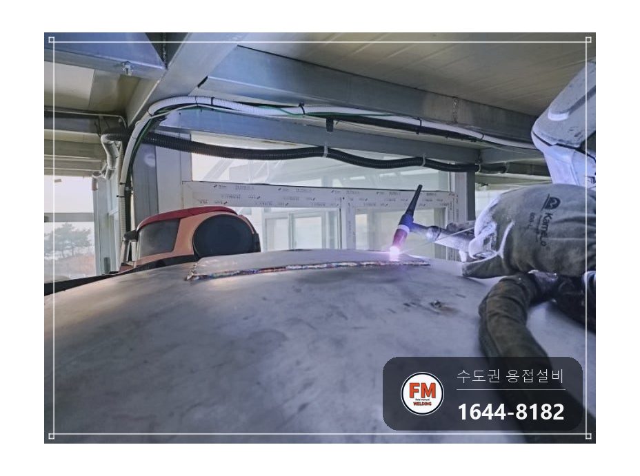 온수탱크 보수 에폭시 자리 잘라 내고 금 짐작 판재 덧댐 용접 시공 사진 7
