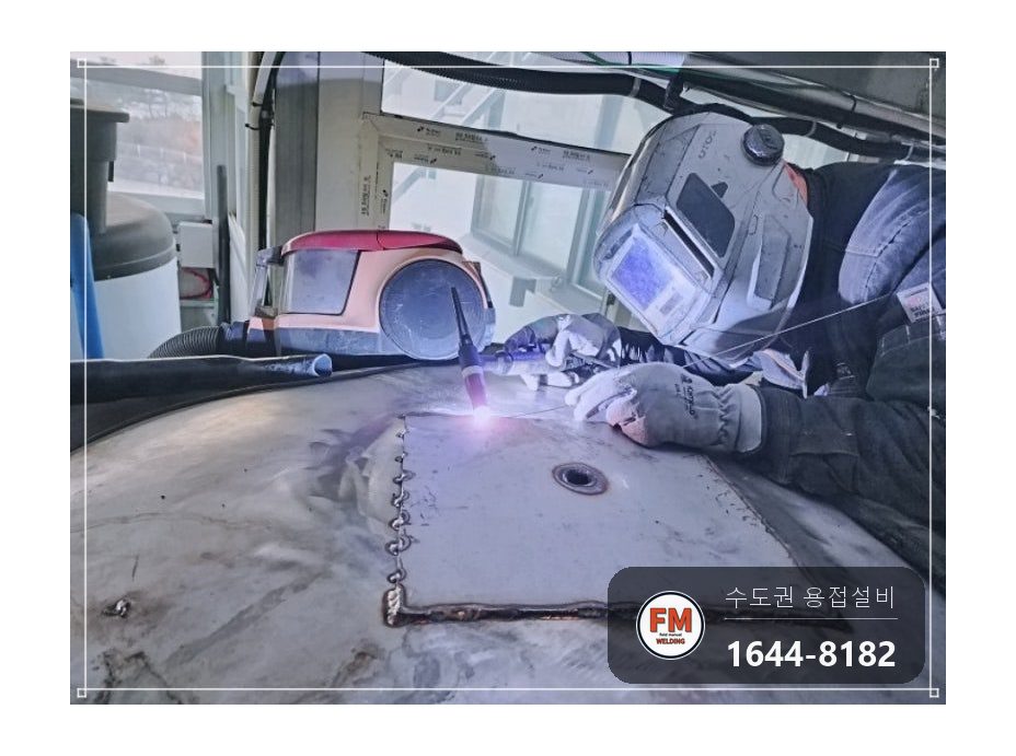 온수탱크 보수 에폭시 자리 잘라 내고 금 짐작 판재 덧댐 용접 시공 사진 8
