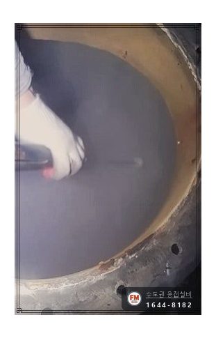 온수탱크 상단 점검구 누수 청록 부식 9T 가스켓 교체 녹물 세척 시공 사진 16