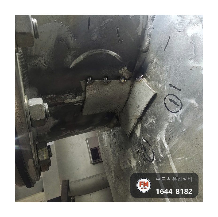 온수탱크 점검구 하단 누수 곡면 맞춤 판재 겹침 수압 3회 용접 시공 사진 6