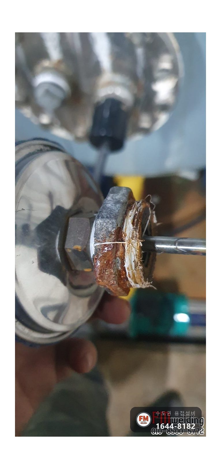 은행 급탕탱크 누수 온도게이지 소켓 파손 철 부싱 교체 보수 용접 시공 사진 5