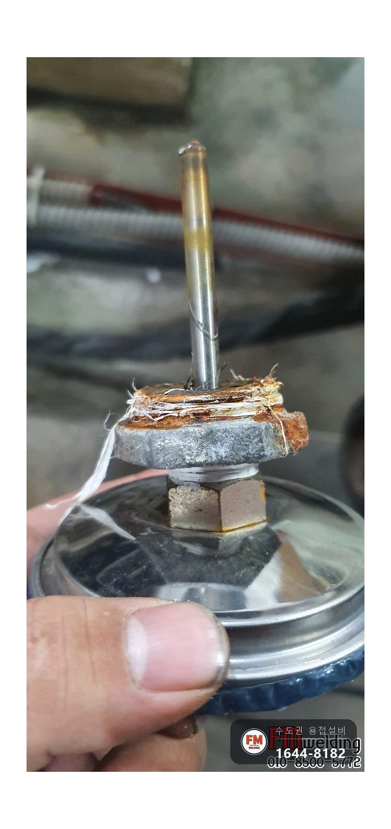 은행 급탕탱크 누수 온도게이지 소켓 파손 철 부싱 교체 보수 용접 시공 사진 7