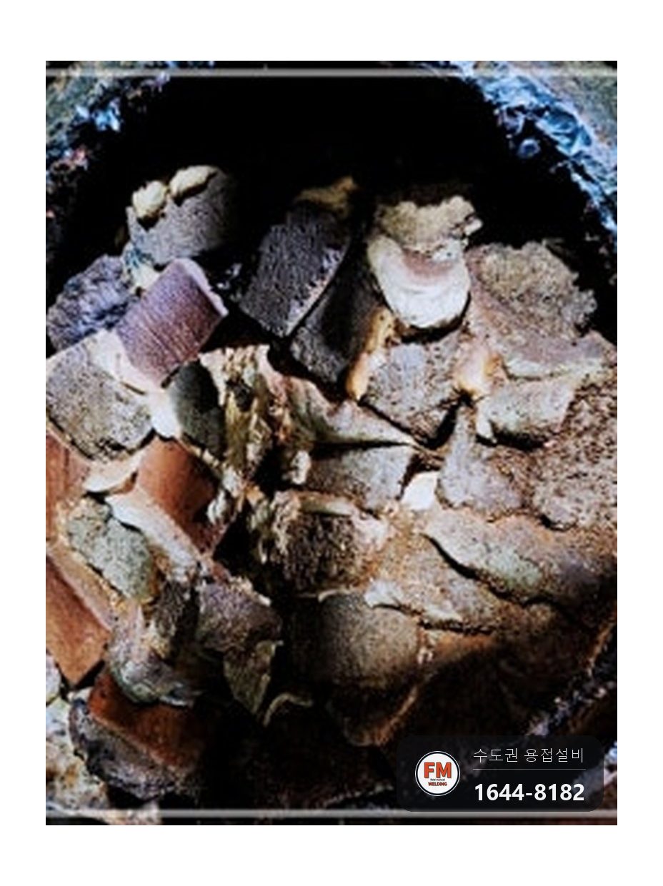 찜질방 온수탱크 녹물 청소와 코팅 시공 전