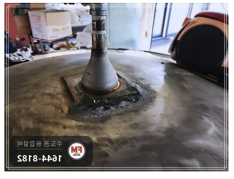 온수탱크 윗면 재누수 예전 보수 자리 제거 5T 316L 덧댐