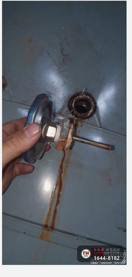 은행 급탕탱크 누수 온도게이지 소켓 파손 철 부싱 교체 보수 용접