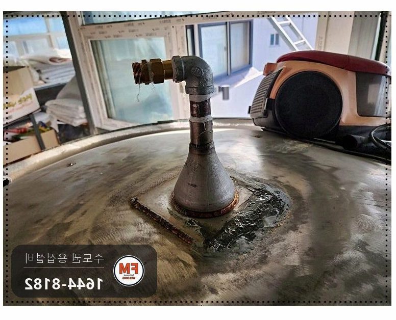 공장 온수탱크 상부 누수 재발 이전 보수 부위 절단 316L 판재 보강