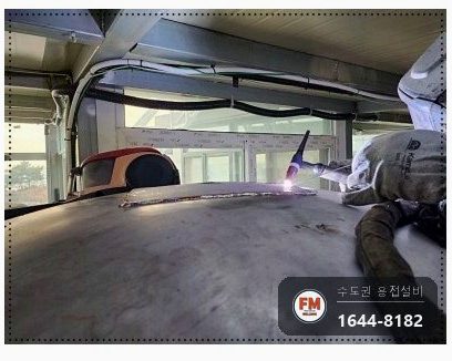 공장 온수탱크 상부 누수 재발 이전 보수 부위 절단 316L 판재 보강