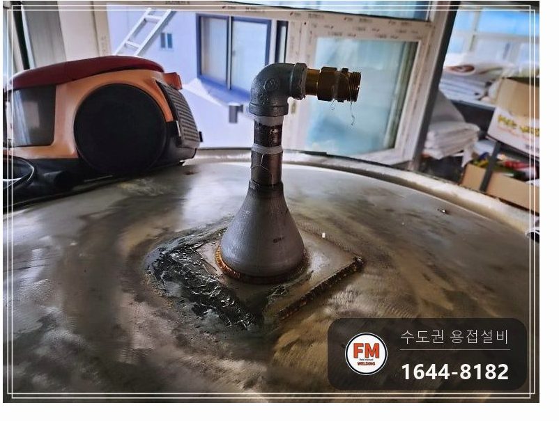 온수탱크 윗면 재누수 예전 보수 자리 제거 5T 316L 덧댐