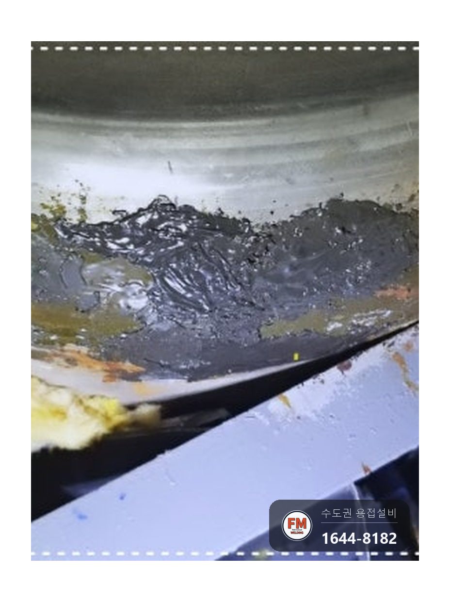 노후 온수탱크 용접부위 크랙 보수 시공 전